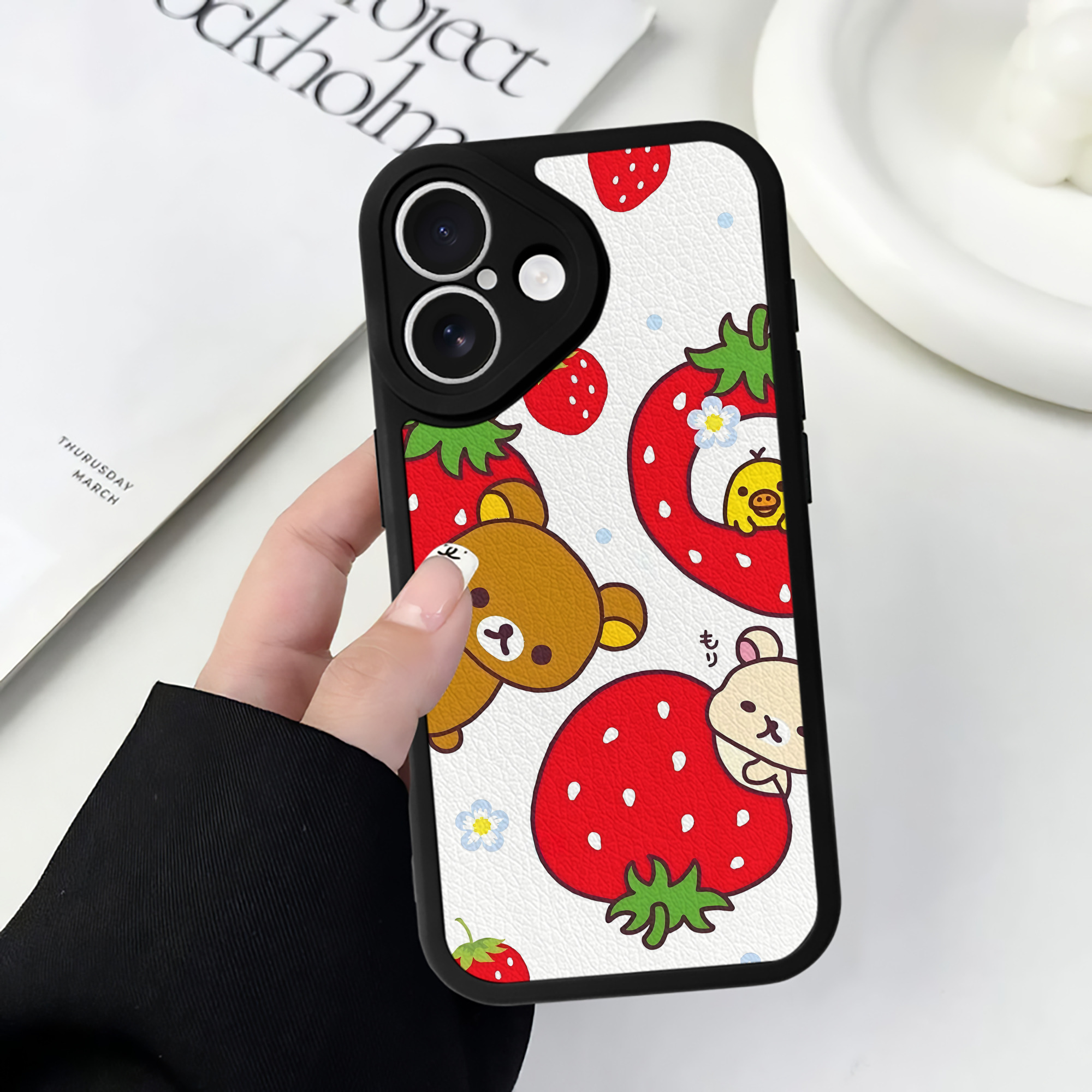 （画像用） リラックマ リラックマ キイロイトリ Rilakkuma Korilakkuma Kiiroitori 【iPhone 16シリーズ対応】シリコンスマホケース（レザー調） 材質：シリコン